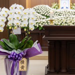 お悔やみで先生の家族へ。失礼にならない供花とマナーの完全ガイド